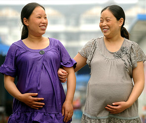 Китайская мода: накладные "беременные" животы