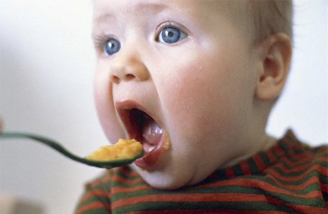 Врачи уверены, что кормить деток твердой пищей в 4 месяца еще рано 
