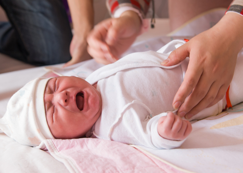 Как успокоить плачущего малыша: 19 способов