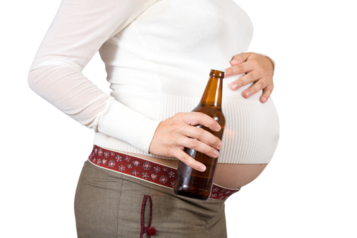 Злоупотребление спиртными напитками во время беременности может привести к проблемам для ребенка
