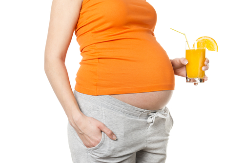 Апельсиновый сок очень полезен во время беременности