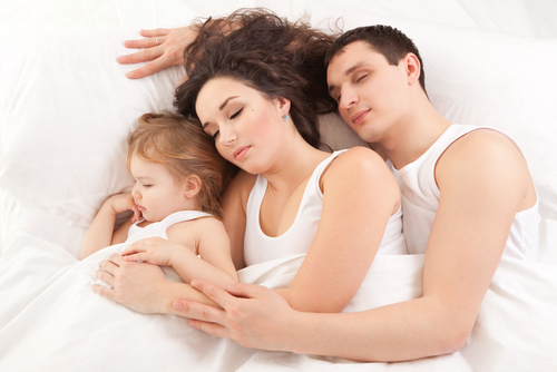Совместный сон малыша и матери: правильно ли это?