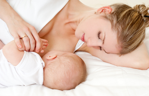 Младенца, который спит рядом с мамой, легче кормить