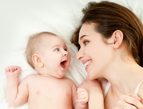 Ребенок в 8 месяцев по-разному реагирует на разных членов семьи