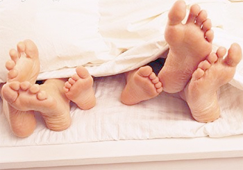 Дети, спящие рядом с родителями, реже страдают от ожирения
