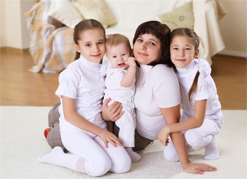 Новая программа от Минмолодежи: "Женщина в 35 - мама троих детей!"