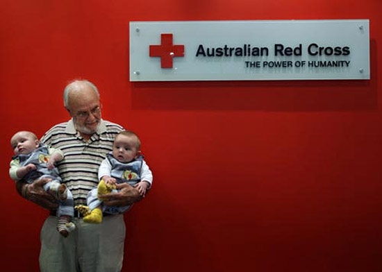 Герои среди нас: Австралиец спас больше двух миллионов младенцев