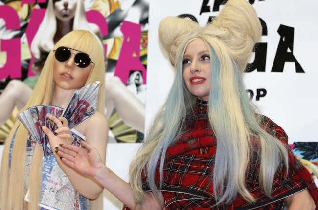 Lady GaGa в Японии показала свою куклу-копию в натуральную величину (ФОТО)