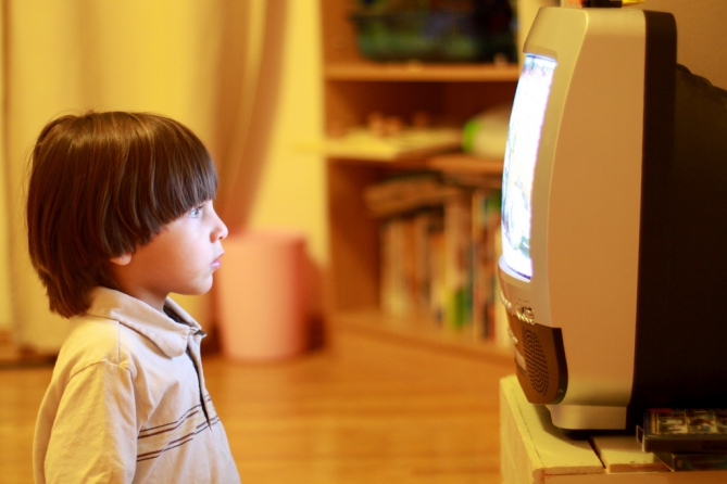 Какой вред наносит телевизор ребенку
