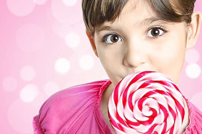 Опасное увлечение: В США дети едят конфеты носом