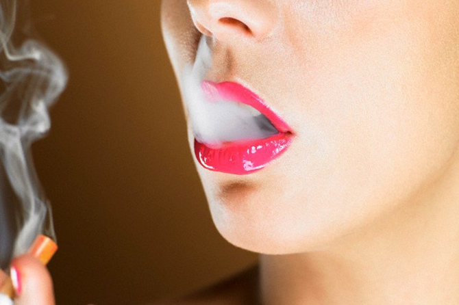 Курение ускоряет приближение менопаузы на 9 лет