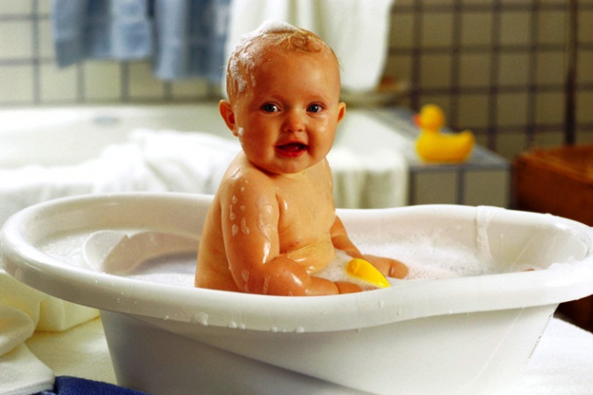Купаем малыша: Полезные и лечебные травяные ванночки