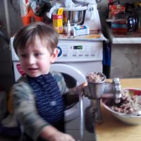 Это мой сынуля,Кирюша. Ему 2 года и 7 месяцев. Очень энергичный мальчик,непоседа,но без него на кухню я пройти не могу.Когда я готовлю,он мне напоминает,что нужно одеть фартук. На этой фотографии мы делаем вместе фарш для фрикоделек,а ещё он взбивает омлет и раскатывает скалкой тесто.
