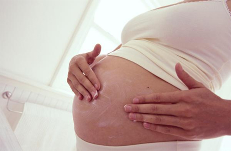 Как предупредить растяжки во время беременности