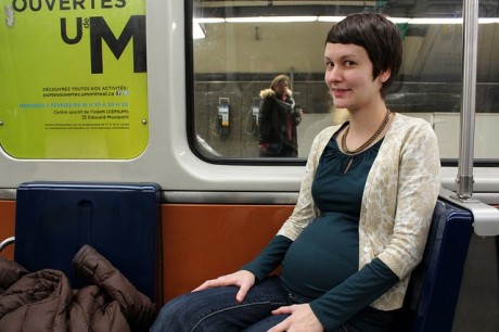 Беременная женщина в метро