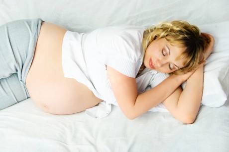 Врачи рекомендуют беременным спать на боку