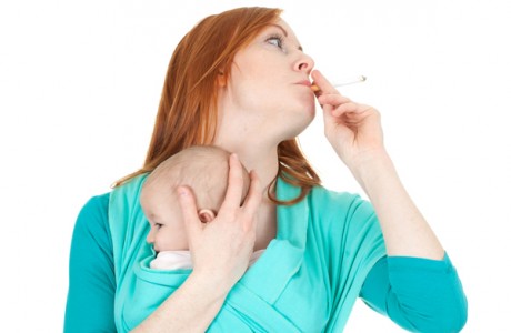 Никотин или грязный воздух: чем дышать малышу опаснее? 