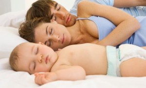 Малыш и родители спят вместе