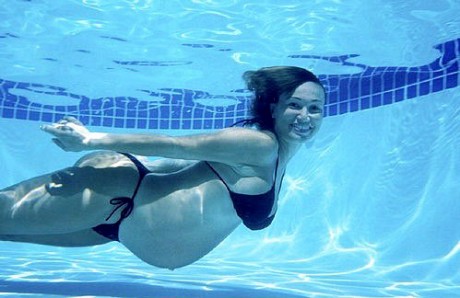 Беременная женщина в басейне