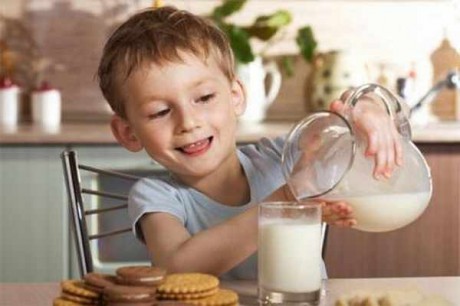 Сколько молочка надо деткам?