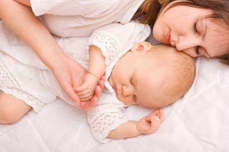 Сон в маминых объятиях помогает защитить сердце ребенка