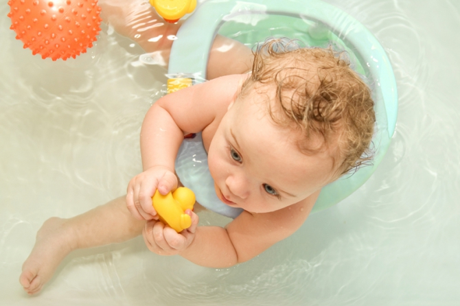 Малышам-аутистам полезны горячие ванны