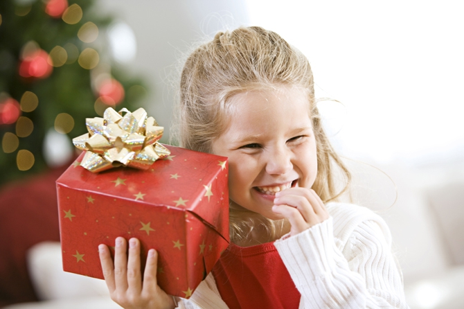 Медики просят контролировать новогодние подарки для детей