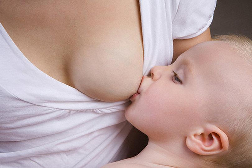 Молоко из груди девушки — 4