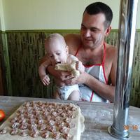 Вовочка (7 месяцев) с папой готовят для мамы вкусные пельмени. И сыночек контролирует, что там папа на месил чтобы маму не расстроить и было вкусно. 