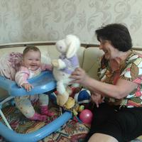Наша бабушка-лучший отдых и папе, и маме, и малышка счастлива)))