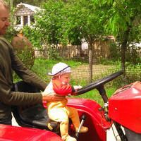 А як весело їздити на тракторі з татком :)