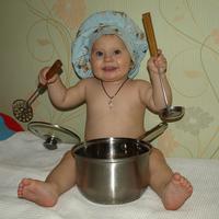 Тимофей 10 мес, очень любит помогать маме на кухне)