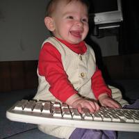 Эмилия - виртуозка клавиатур.