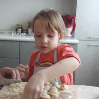 Дочь очень любит помогать по хозяйству, особенно на кухне. На фото первый раз делает пельмени. А пирожки с бабушкой делают часто, очень любит это занятие.
