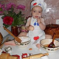 Ось так Владуська допомагала пекти тортик на свій перший день народження.
