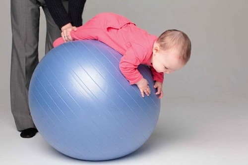 Как укрепить спинку ребенку 1 год