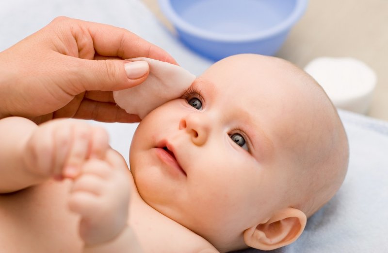 Как правильно умывать лицо новорожденного ребенка