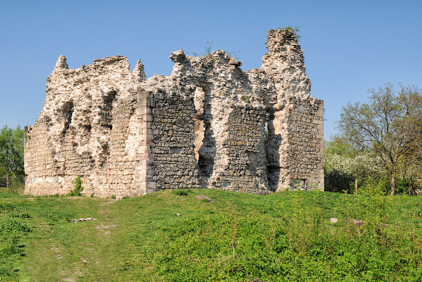 Останки замку в Середньому
