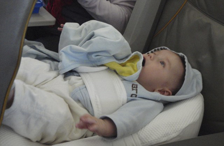 Младенцы, как правило, спят в самолетах