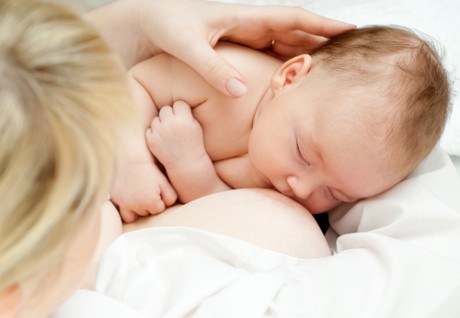 Кормление малыша грудью 